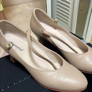 Capezio Tan Leather Heels Classic Design